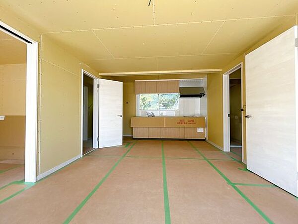 【リフォーム中・耐震工事中】リビングです。床は新品のフローリング張りになります。壁と天井のクロスは張り替えます。新品のクロスに張り替えただけで、お部屋の印象を一新させてくれます。照明も交換します。
