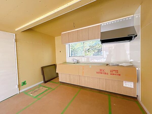 【リフォーム中】キッチンはリクシル製のシステムキッチンに新品交換します。シンクの中央に丸みをつけ奥行を確保。大きな鍋も洗いやすい形です。扉を勢いよく閉めても、スーッと静かに閉まる扉を使用しています。