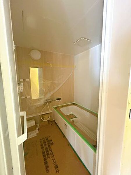 浴室は0.75坪タイプのリクシル製ユニットバスに新品交換します。追い炊き機能も付いています。