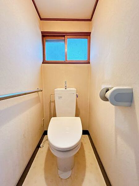 【リフォーム中】トイレはリクシル製の温水洗浄便座トイレに新品交換します。直接お肌に触れる部分なので、新品だと嬉しいですね。便座は温度調整ができるので、寒い冬場でも安心して利用できます。