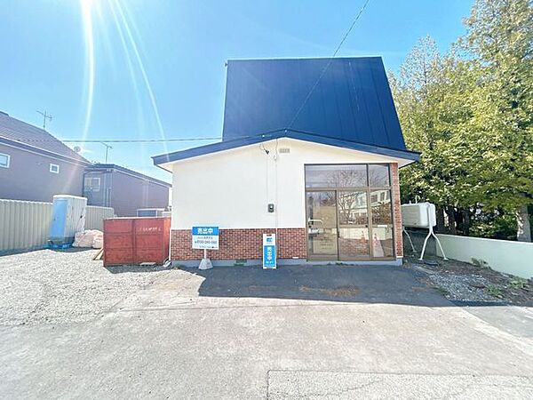 【リフォーム中】住宅の外壁、屋根塗装は高額な工事なので、一度にたくさんのお金を必要とします。リフォームで外壁屋根の塗装を行いますので購入後も安心です。駐車場は並列で2台駐車できます。