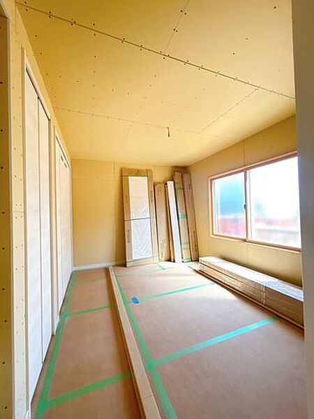 【リフォーム中】1階洋室に変更します。床は木目調のフローリングに張り替えます。壁と天井のクロスは張替え、照明器具は交換します。
