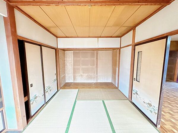 【リフォーム中】1階洋室に変更します。床は木目調のフローリングに張り替えます。壁と天井のクロスは張替え、照明器具は交換します。