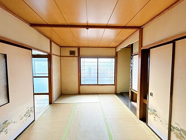 【リフォーム中】1階洋室に変更します。床は木目調のフローリングに張り替えます。壁と天井のクロスは張替え、照明器具は交換します。
