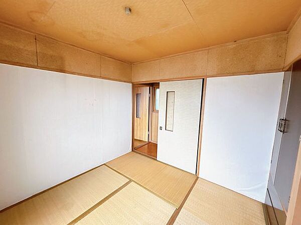 【リフォーム中】2階洋室に変更します。床は木目調のフローリングに張り替えます。壁と天井のクロスは張替え、照明器具は交換します。