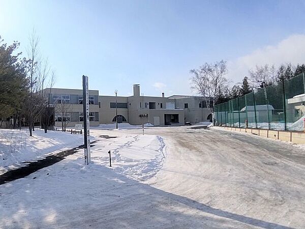 【小学校】広陽小学校まで徒歩15分（約1200ｍ）。小学生にとって登下校は大冒険です。毎朝、笑顔で送り出してあげましょう。