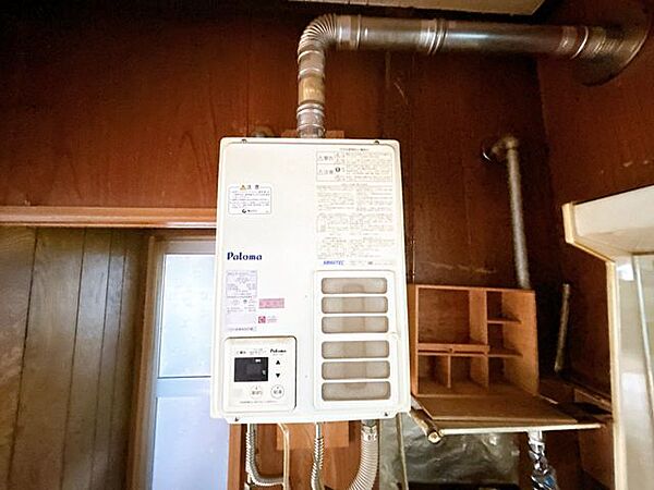 【リフォーム中】ボイラーは灯油のリンナイ製に新品交換します。新生活のスタートにボイラーが交換されていれば安心ですね。追い焚き機能付きなので時間を気にせず温かい湯船に浸かれるのはメリットです。