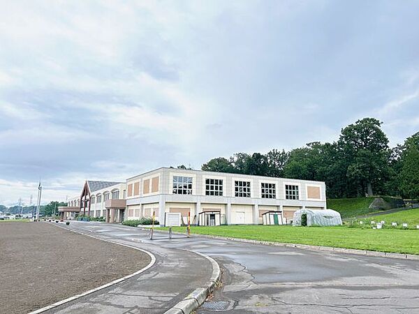 【小学校】大樹小学校まで徒歩7分（約500ｍ）。お友達と楽しい通学時間を共有して下さい。