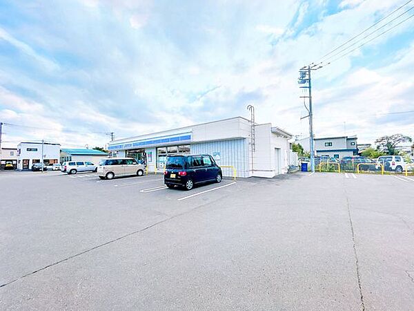 【コンビニ】ローソン店様まで徒歩13分（約1000ｍ）。コンビニが通勤や帰宅途中にあると買い物や用向きを済ませられるので便利ですね。