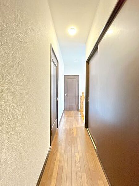 【二階廊下】リフォーム完成。クロス交換と照明交換を実施しました。