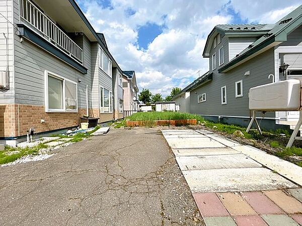 【駐車場】駐車場は住宅前と合わせて3台駐車可能です。