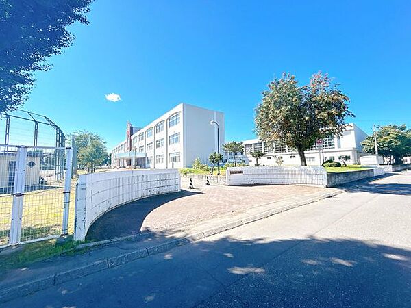 【中学校】帯広市立緑園まで徒歩13分（約1000ｍ）。登下校はお友達とのコミュニケーションの場。ぐっと距離が近づきます