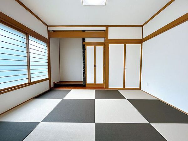 【一階南西側和室】リフォーム中。南側に窓があるので、陽の当たるお部屋です。