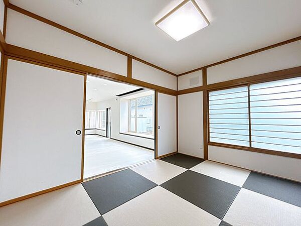 【一階南西側和室】別角度からの写真です。照明器具も交換しました。
