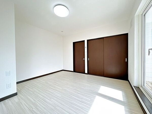 【二階西側洋室】壁と天井のキズや汚れがあるクロスは新しいクロスに張り替えました。空間を明るく見せるため白色のクロスに張り替えました。照明はLEDに交換しました。