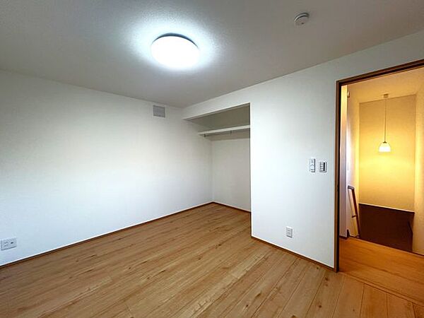 【リフォーム後】2階約6帖の和室は洋室になりました。
