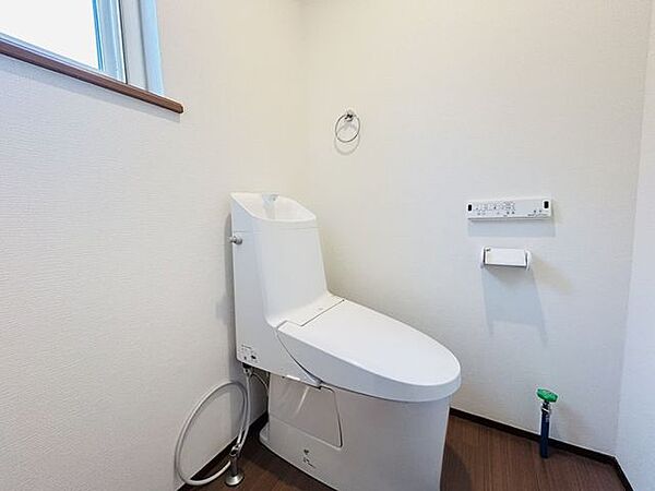 【リフォーム済写真】トイレは新品交換しました。 直接お肌に触れる部分なので、新品だと嬉しいですね。その他床はCF張替え、天井壁もクロス張替えを行い、照明も新品交換しました