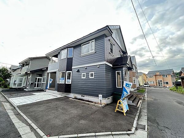 【リフォーム済写真】駐車場は既存の庭を撤去し、 普通車横づけ2台駐車可能になりました。