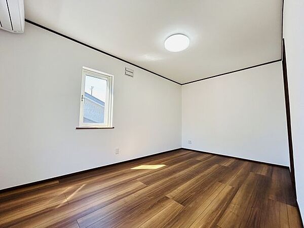 【リフォーム済写真】2F南側WIC付き7.5帖洋室です。床はフローリング重ね張り、 壁・天井はクロス張替えを行いました。