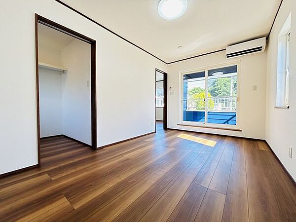 【リフォーム済写真】2F南側WIC付き7.5帖洋室です。床はフローリング重ね張り、 壁・天井はクロス張替えを行いました。