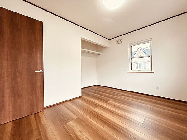 【リフォーム済写真】2階北東側6帖洋室です。床はフローリング重ね張り、 壁・天井はクロス張替えを行いました。