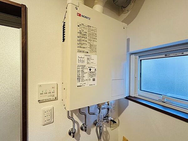 【リフォーム完成済み】新品交換した石油給湯器です。給湯はガスではなく、灯油ですのでお財布に優しいですね。ガスはコンロのみになります。