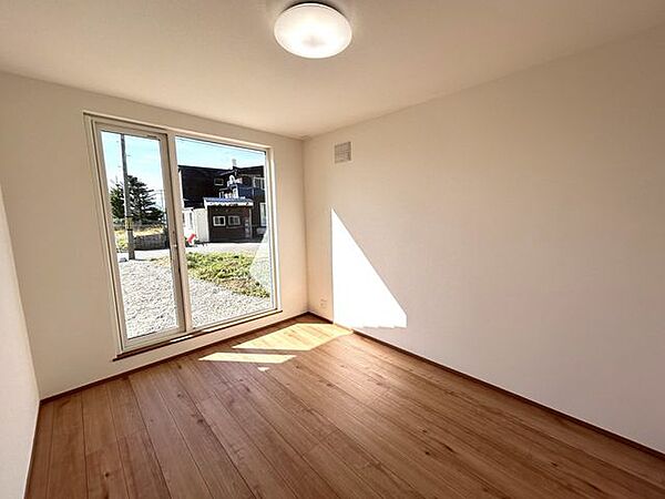 【リフォーム済】南西側6帖洋室です。床はフローリング重ね張り、壁・天井はクロス張替えを行いました。
