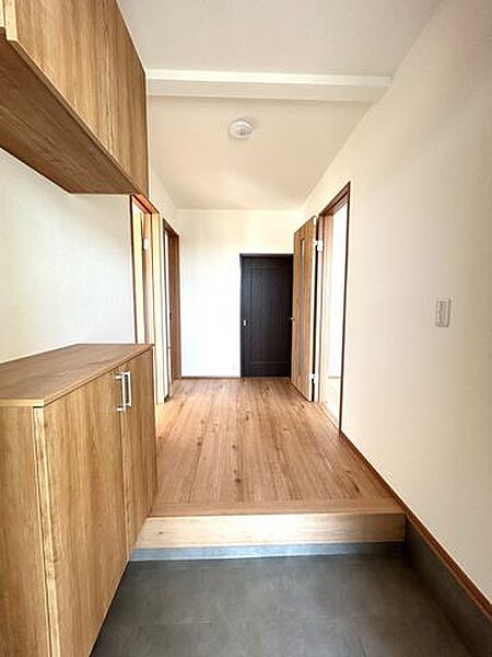 【リフォーム済】ホールです。床はフローリング重ね張り、壁・天井はクロス張替えを行いました。