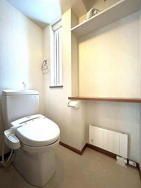【現況】トイレには収納棚があります。
