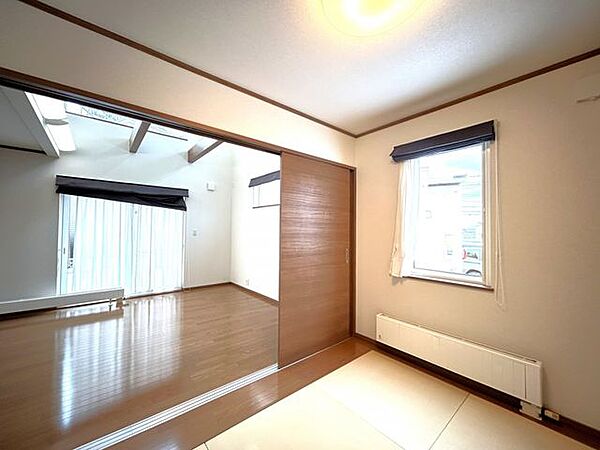 【現況】1階の洋室は中央が琉球畳になっており、ごろ寝などに適しています。