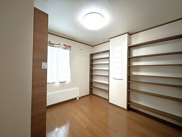 【現況】2階約5.3帖のお部屋は便利な収納棚付きです。