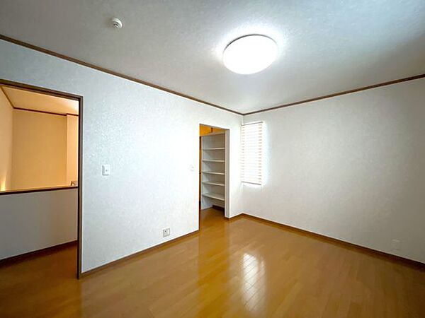 【現況】2階約7.2帖の洋室は採光バッチリの明るいお部屋です。