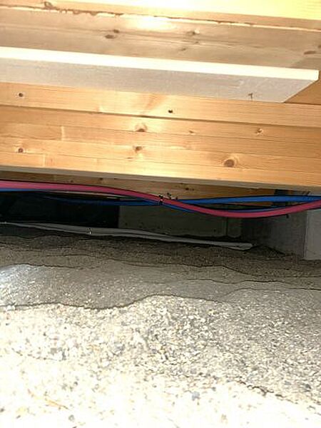 中古住宅の3大リスクである、雨漏り、主要構造部分の欠陥や腐食、給排水管の漏水や故障を2年間保証します。その前提で床下まで確認の上でリフォームし、シロアリの被害調査と防除工事もおこないます。