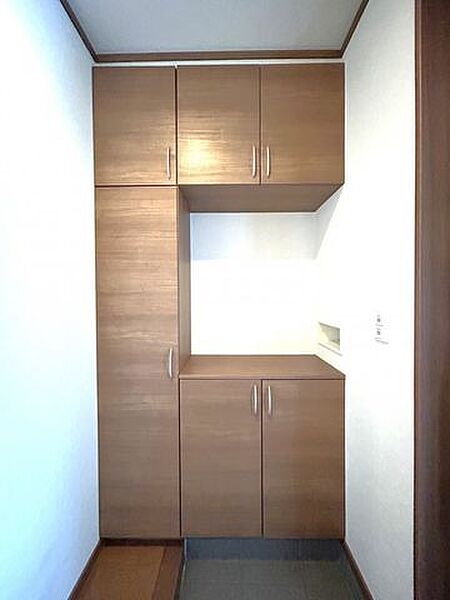 【現況】玄関にはシューズボックスが備え付けられています。