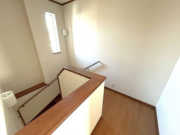 【現況】階段には手すりが設置されており、お子様でも安心してご使用いただけます。