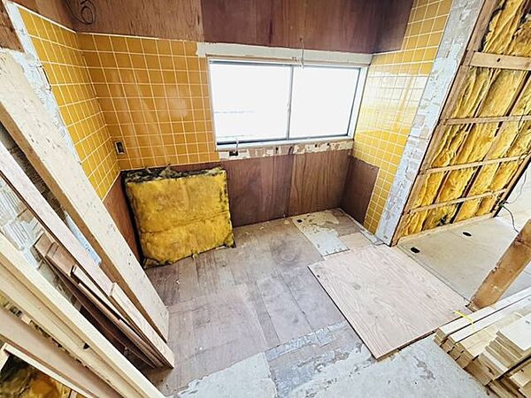 【リフォーム中】既存キッチンは撤去し、新品のシステムキッチンに交換します。床フロア張り、壁天井はクロス張替え、照明交換を行います。
