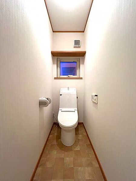 【現況】トイレは床がクッションフロアになっており、お手入れが楽ですね。