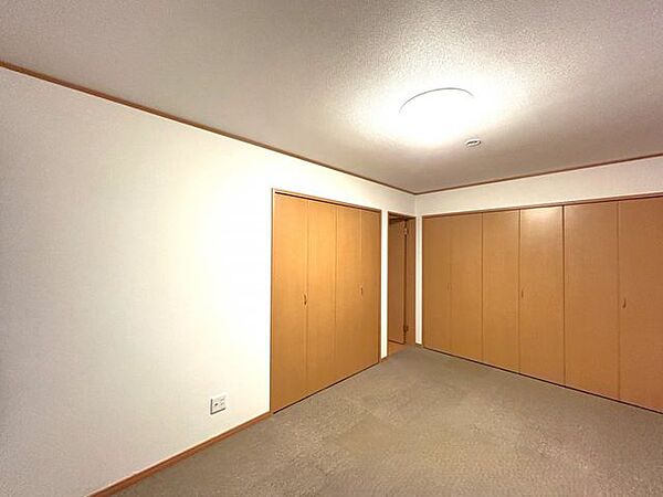 【現況】北西側 約7.5帖洋室です。