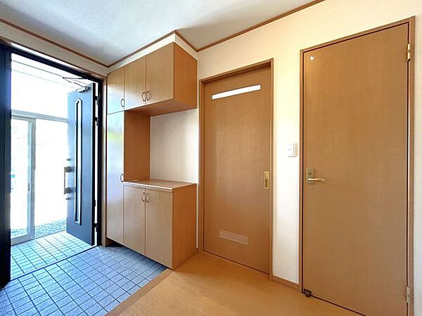 【現況】玄関には大型のシューズボックスが設置されています。