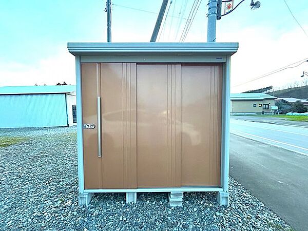 【現況】駐車場横には物置が設置されています。