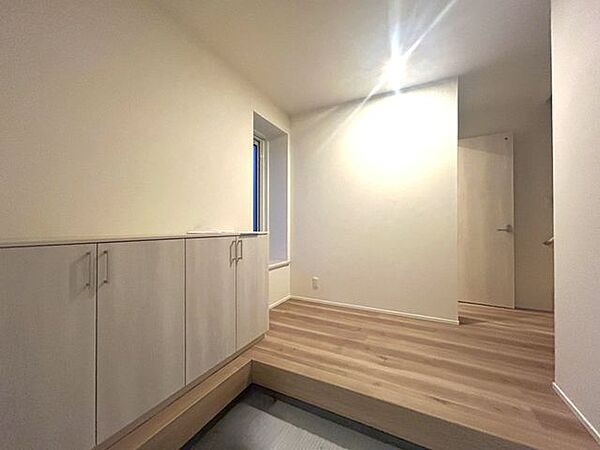 【リフォーム後】玄関内観 広々玄関がうれしいですね。