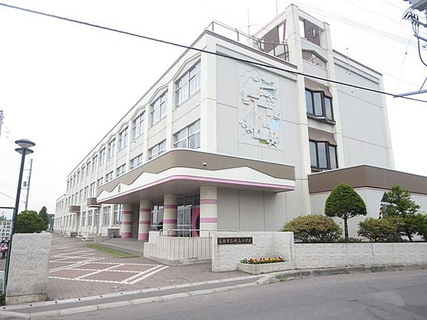 徒歩11分。函館市立神山小学校まで1290ｍ 870m
