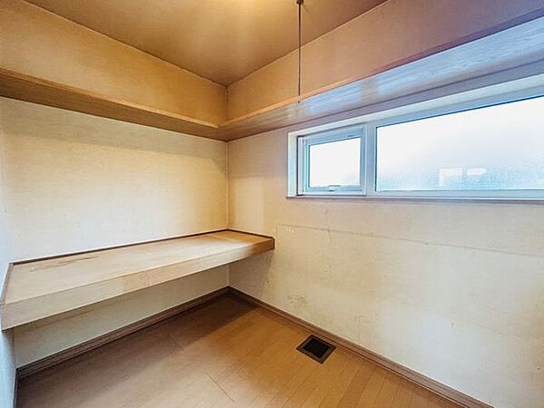 【現況写真】2階ウォークインクローゼット写真です。
