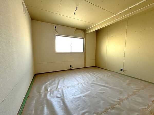 【リフォーム中】2階北東側洋室の別角度　床はフローリング重ね張り、壁・天井はクロス張替えを行う予定です。