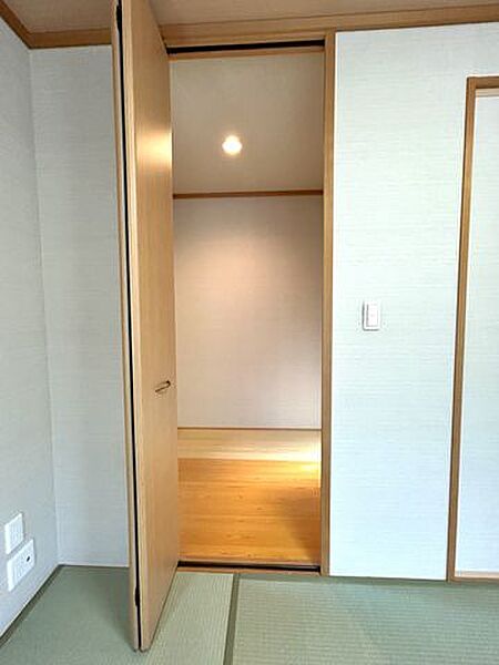 【現況】1階南西側和室のウオークインクローゼット