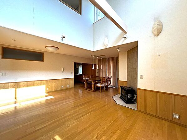 【現況】おおきな吹き抜けで明るいLDKです。