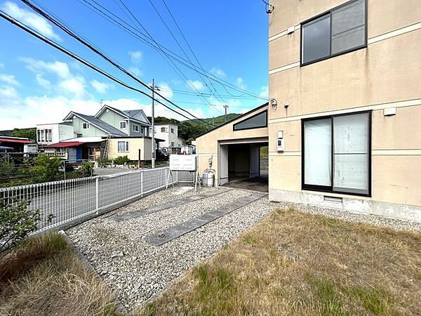 【現況】庭 車庫の奥にも駐車が可能です