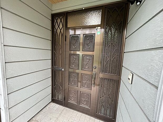 【リフォーム中】玄関です。玄関ドアは新品に交換します。玄関はお家の顔となる部分、お客様が最初に目にする場所だからこそ、第一印象が大切ですね。