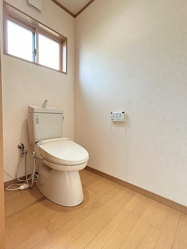 【現況販売】トイレの写真です。広々とした空間です。