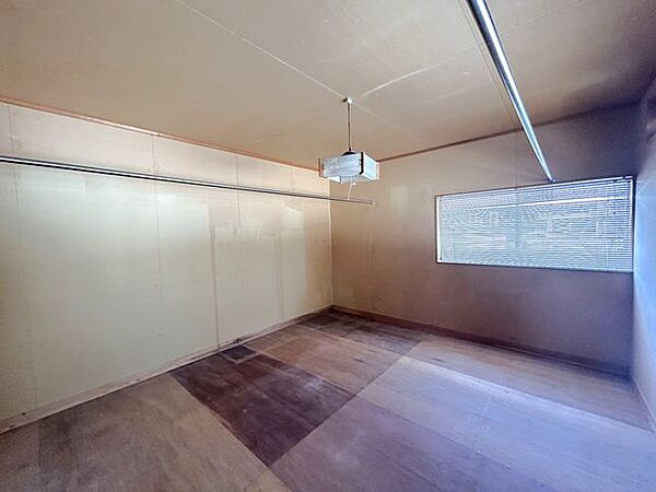 【リフォーム中】1階北側9帖納戸です。広さが9帖もあるので収納のお部屋として大活躍しますね。